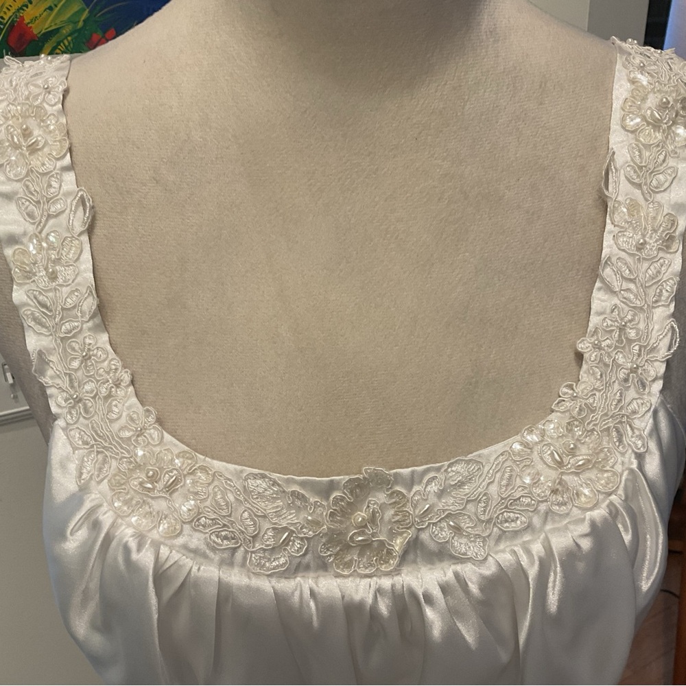 Linea Donatella White Satin Chemise + Robe - Picture 5 of 16